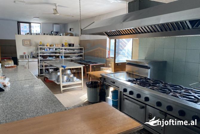 Ambient biznesi me qera 2+1 ne Tirane - 2,000 Euro