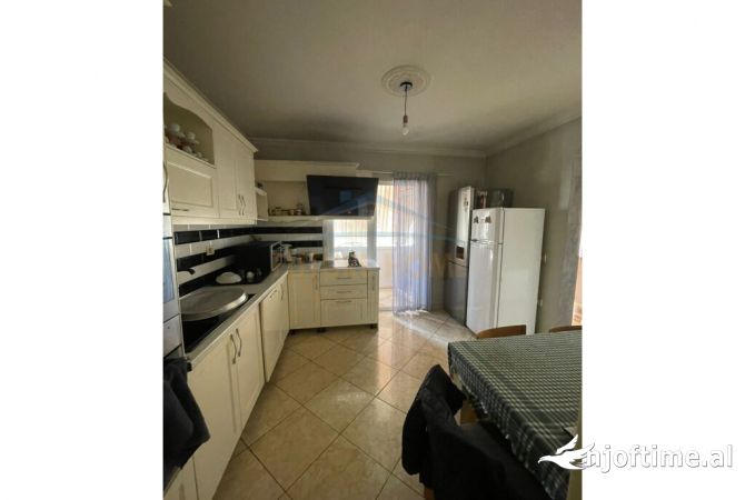 Shtepi me qera Apartament ne Tirane, 3+1, Mobilimi E mobiluar, Pagesa 600  Euro.