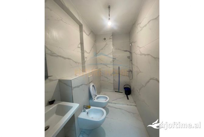 Ambient biznesi me qera 3+1 ne Tirane - 1,150 Euro