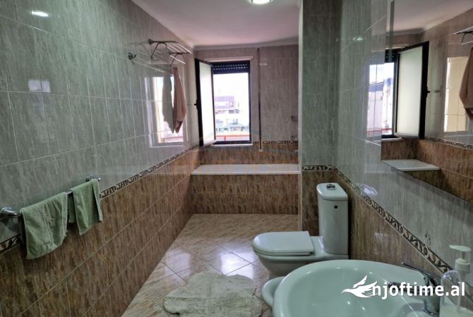 Ambient biznesi me qera 3+1 ne Tirane - 2,500 Euro