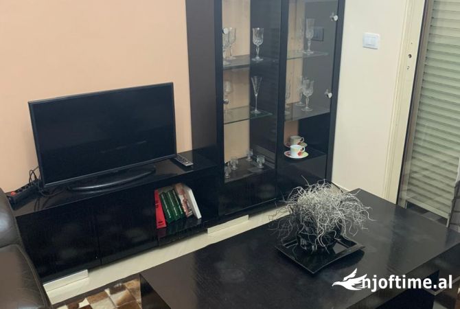 Shtepi me qera Apartament ne Tirane, 2+1, Mobilimi E mobiluar, Pagesa 450  Euro.