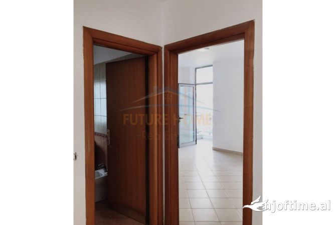 Shtepi ne shitje Apartament ne Tirane, 2+1, Mobilimi Bosh, pa mobiluar, Pagesa 180,000  Euro.