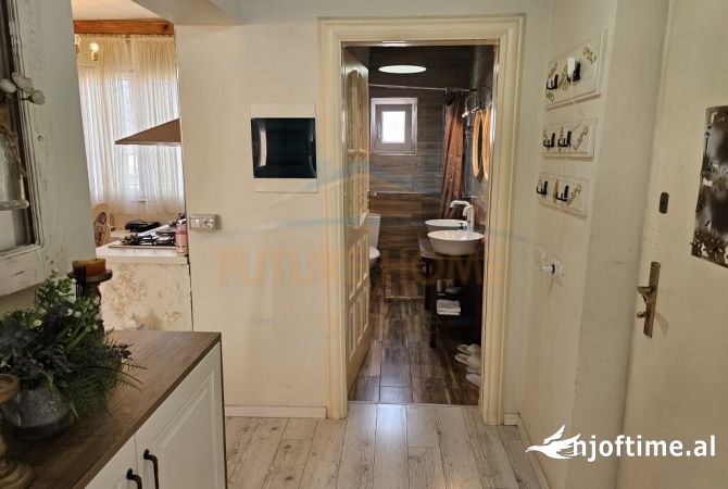 Shtepi ne shitje Apartament ne Tirane, 2+1, Mobilimi E mobiluar, Pagesa 179,000  Euro.