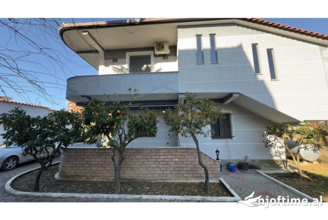 Shtepi ne shitje Vila Luksoze ne Tirane, 4+1, Mobilimi E mobiluar, Pagesa 370,000  Euro.