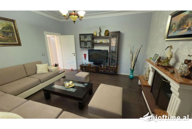 Shtepi ne shitje Vila Luksoze ne Tirane, 4+1, Mobilimi E mobiluar, Pagesa 370,000  Euro.