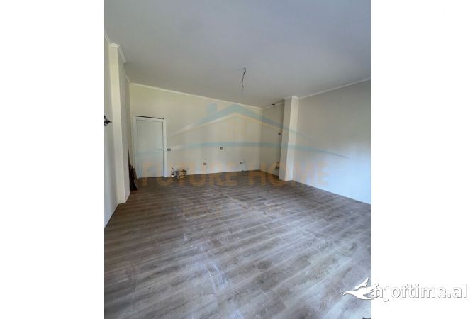 Shtepi ne shitje Apartament ne Tirane, 2+1, Mobilimi Bosh, pa mobiluar, Pagesa 132,500  Euro.