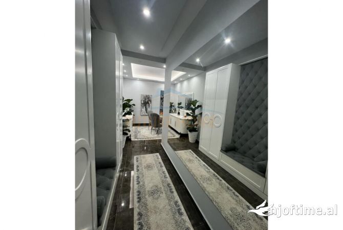 Shtepi ne shitje Apartament ne Tirane, 2+1, Mobilimi E mobiluar, Pagesa 300,000  Euro.