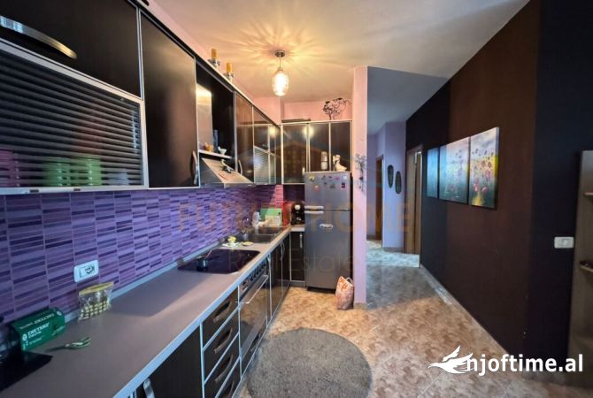 Shtepi ne shitje Apartament ne Tirane, 2+1, Mobilimi E mobiluar, Pagesa 122,000  Euro.