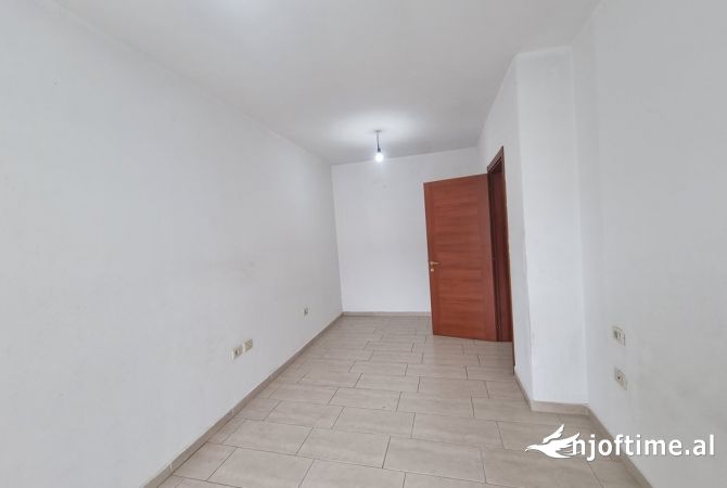 Shtepi ne shitje Apartament ne Tirane, 1+1, Mobilimi Bosh, pa mobiluar, Pagesa 89,000  Euro.