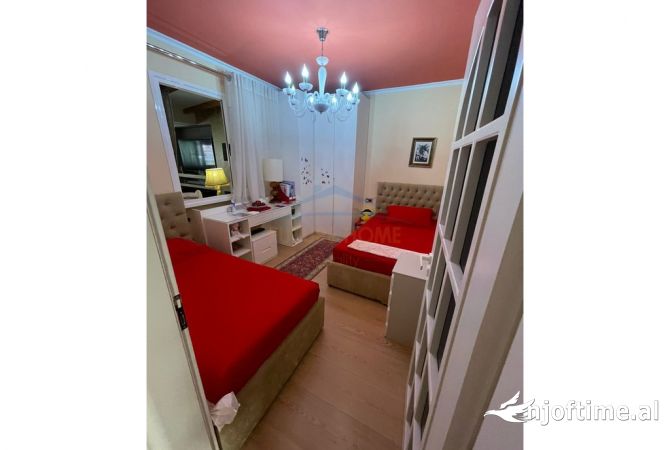 Shtepi ne shitje Apartament ne Durres, 3+1, Mobilimi E mobiluar, Pagesa 300,000  Euro.