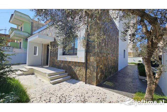 Shtepi ne shitje Vila Luksoze ne Durres, 4+1, Mobilimi E mobiluar, Pagesa 380,000  Euro.