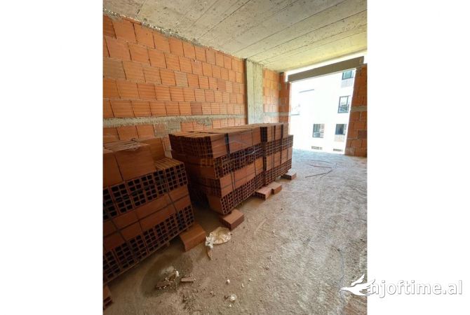 Shtepi ne shitje Apartament ne Tirane, 2+1, Mobilimi Bosh, pa mobiluar, Pagesa 226,111  Euro.