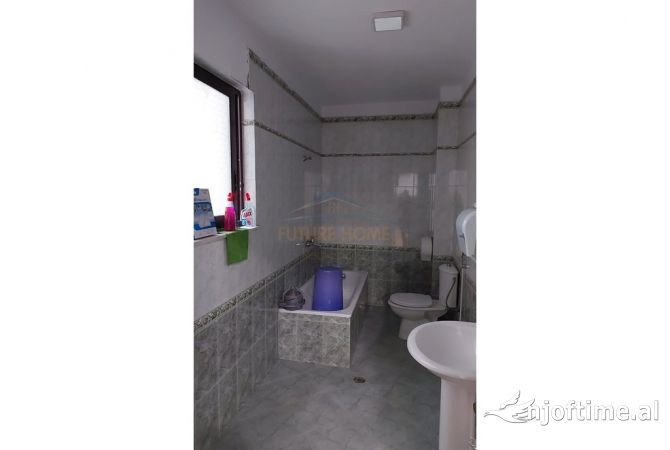 Ambient biznesi me qera 3+1 ne Tirane - 1,200 Euro