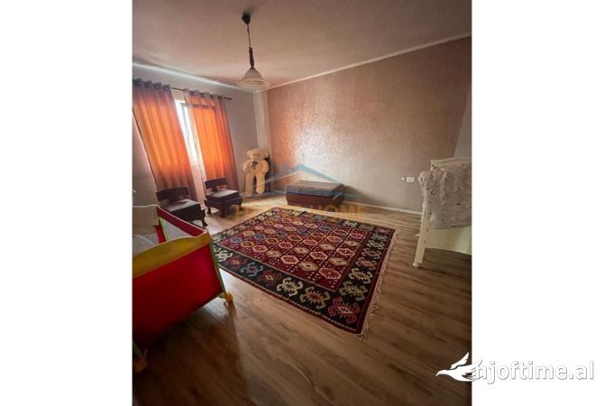 Shtepi ne shitje Apartament ne Tirane, 3+1, Mobilimi E mobiluar, Pagesa 150,000  Euro.