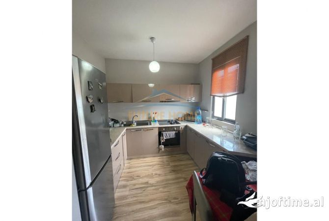 Shtepi ne shitje Apartament ne Tirane, 3+1, Mobilimi E mobiluar, Pagesa 150,000  Euro.