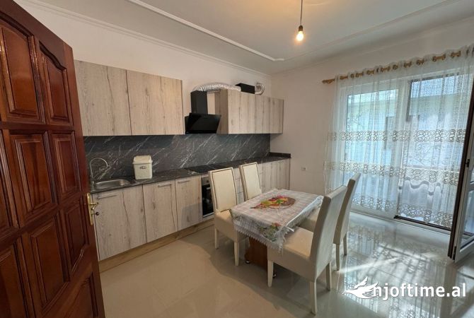 Shtepi me qera Apartament ne Tirane, 2+1, Mobilimi Pjeserisht e mobiluar, Pagesa 400  Euro.