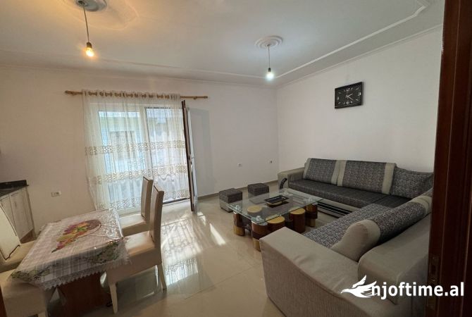 Shtepi me qera Apartament ne Tirane, 2+1, Mobilimi Pjeserisht e mobiluar, Pagesa 400  Euro.