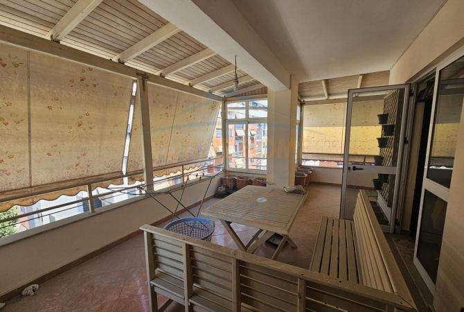 Shtepi ne shitje Apartament ne Tirane, 3+1, Mobilimi E mobiluar, Pagesa 190,000  Euro.