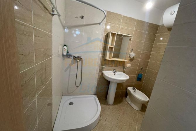 Shtepi ne shitje Apartament ne Tirane, 3+1, Mobilimi E mobiluar, Pagesa 240,000  Euro.