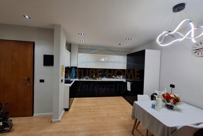 Shtepi me qera 2+1 ne Tirane - 800 Euro
