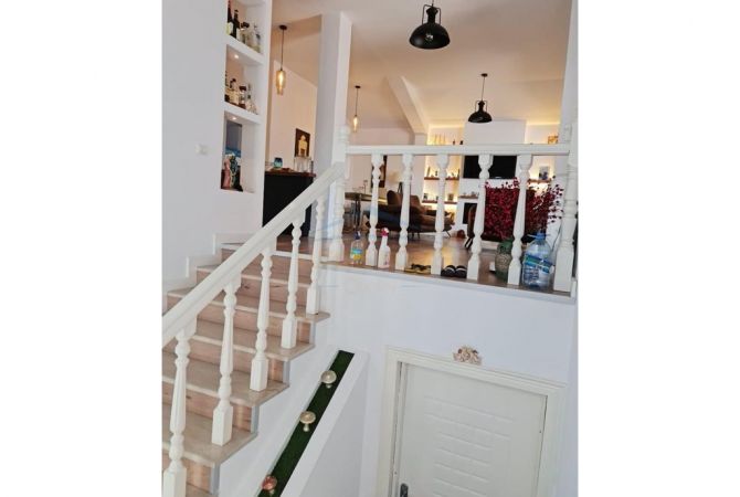 Shtepi ne shitje Papafingo(kati i catise) ne Durres, 3+1, Mobilimi E mobiluar, Pagesa 255,000  Euro.