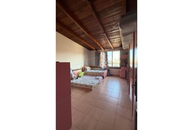 Shtepi ne shitje Apartament ne Durres, 3+1, Mobilimi E mobiluar, Pagesa 235,000  Euro.