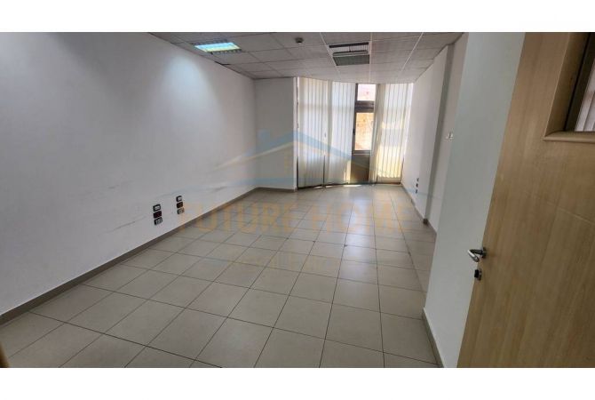 Ambiente Commerciale in Affitto 3+1 a Tirana - 2,475 Euro