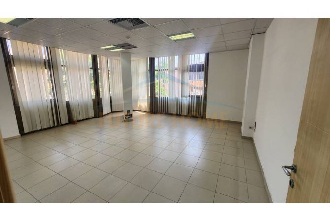 Ambiente Commerciale in Affitto 3+1 a Tirana - 2,475 Euro
