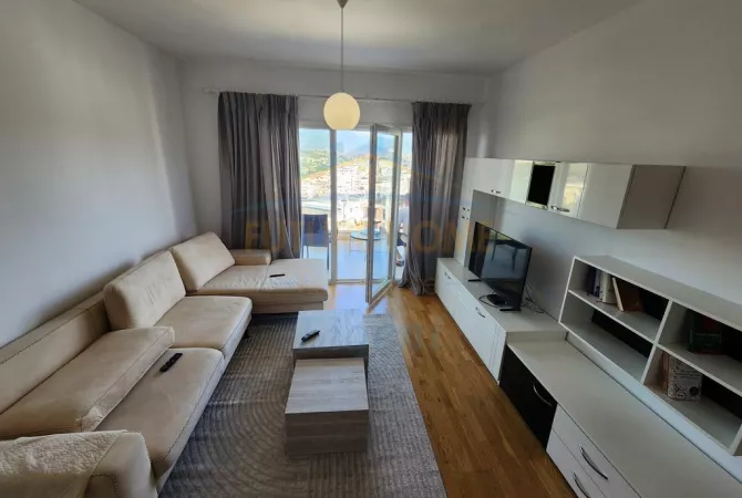 Shtepi me qera 2+1 ne Tirane - 800 Euro