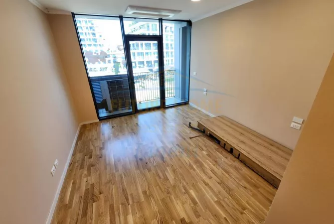 Ambiente Commerciale in Affitto 3+1 a Tirana - 2,200 Euro