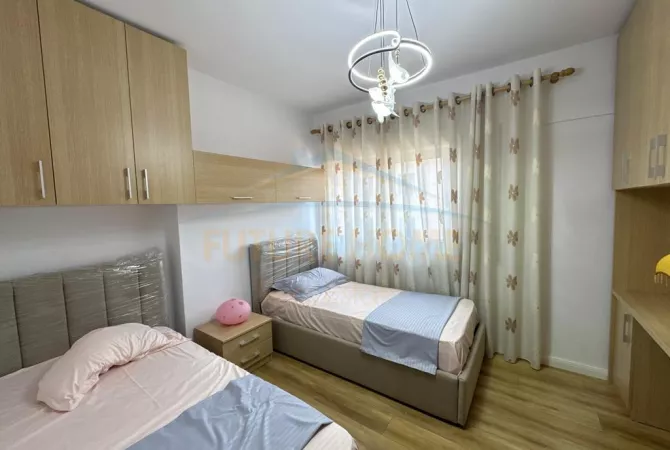 Shtepi ne shitje Apartament ne Tirane, 2+1, Mobilimi E mobiluar, Pagesa 147,000  Euro.