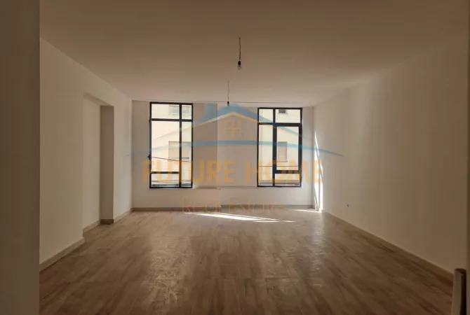 Ambjent biznesi me qera 3+1 ne Tirane - 1,300 Euro