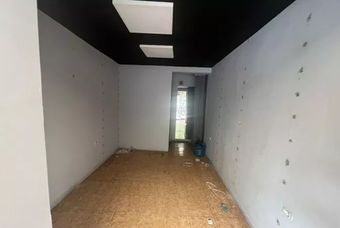 Ambiente Commerciale in Affitto 3+1 a Tirana - 700 Euro