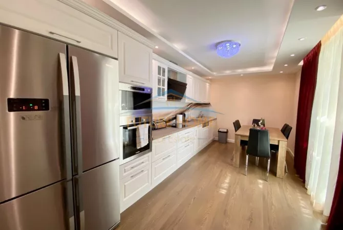 Shtepi me qera 3+1 ne Tirane - 1,200 Euro