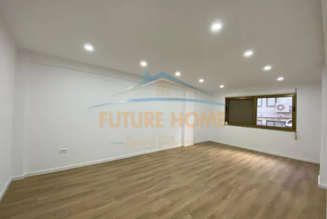 Ambiente Commerciale in Affitto 3+1 a Tirana - 1,200 Euro