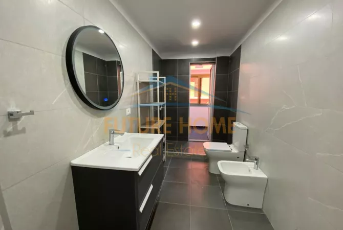 Ambiente Commerciale in Affitto 3+1 a Tirana - 1,200 Euro