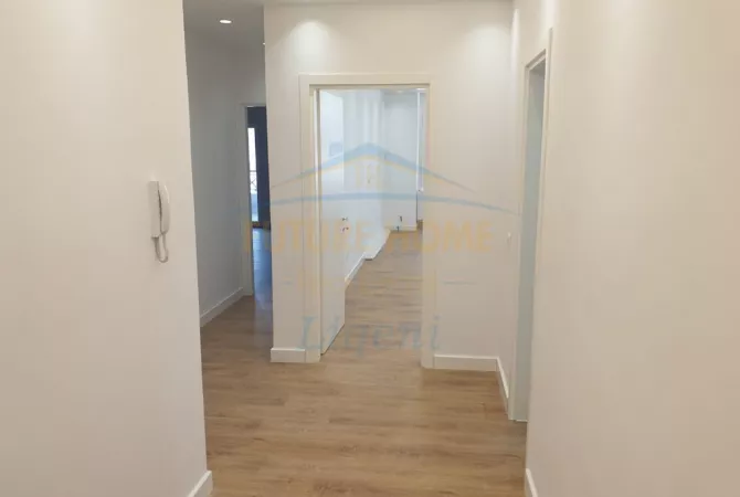 Ambiente Commerciale in Affitto 3+1 a Tirana - 2,000 Euro