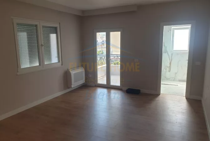 Ambiente Commerciale in Affitto 3+1 a Tirana - 2,000 Euro