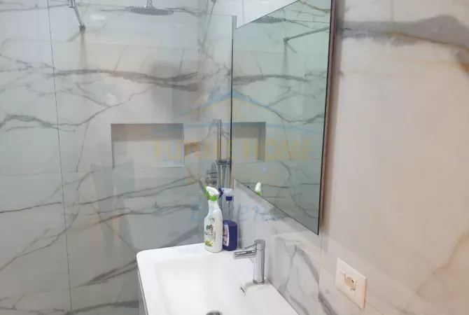 Ambiente Commerciale in Affitto 3+1 a Tirana - 2,000 Euro