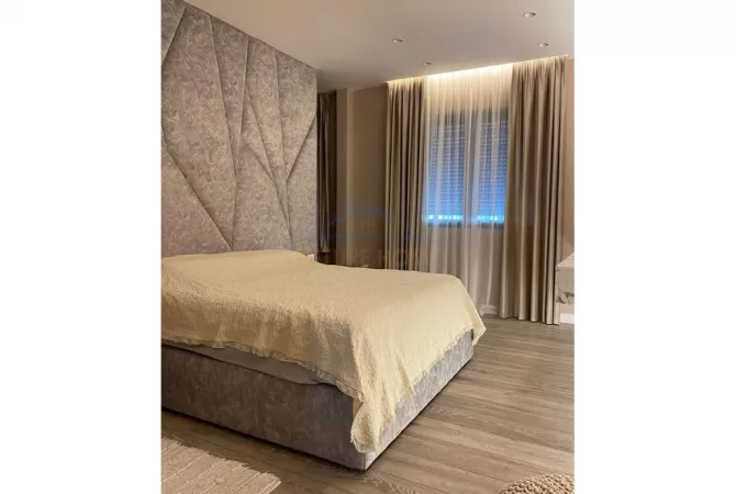 Shtepi ne shitje Apartament ne Durres, 3+1, Mobilimi E mobiluar, Pagesa 300,000  Euro.