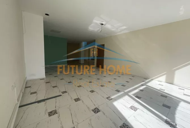Ambiente Commerciale in Affitto 1+1 a Tirana - 2,200 Euro