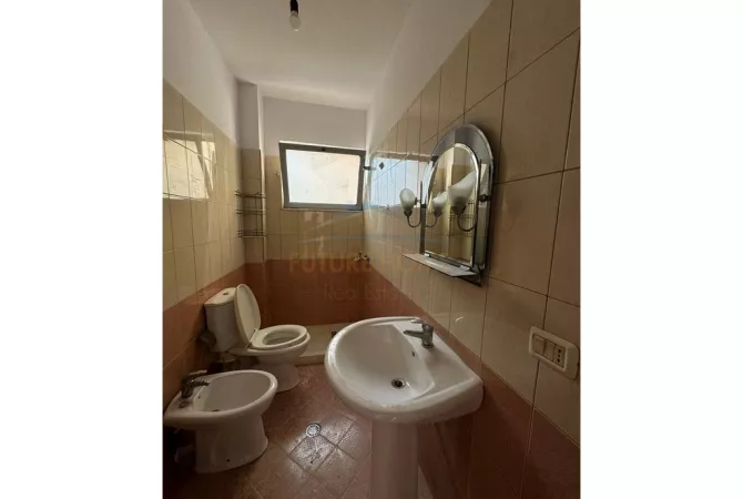 Shtepi ne shitje Apartament ne Tirane, 2+1, Mobilimi E mobiluar, Pagesa 145,000  Euro.