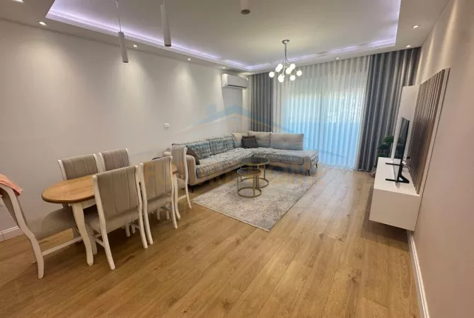 Shtepi ne shitje Apartament ne Tirane, 2+1, Mobilimi E mobiluar, Pagesa 126,000  Euro.