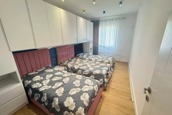 Shtepi ne shitje Apartament ne Tirane, 2+1, Mobilimi E mobiluar, Pagesa 126,000  Euro.