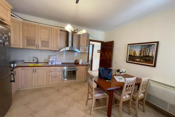 Shtepi me qera 3+1 ne Tirane - 1,000 Euro