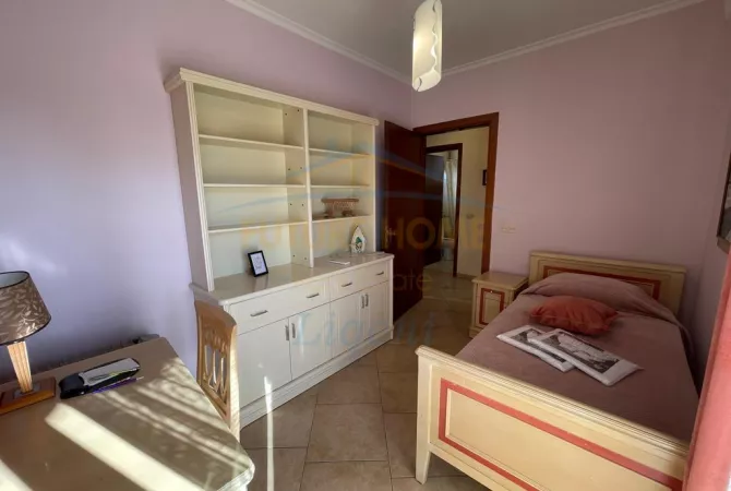 Shtepi me qera Apartament ne Tirane, 3+1, Mobilimi E mobiluar, Pagesa 1,000  Euro.