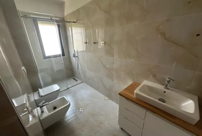 Shtepi ne shitje Apartament ne Tirane, 2+1, Mobilimi Bosh, pa mobiluar, Pagesa 335,000  Euro.