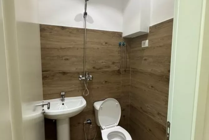 Ambient biznesi me qera 3+1 ne Tirane - 650 Euro