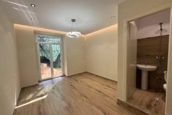 Ambiente Commerciale in Affitto 3+1 a Tirana - 650 Euro