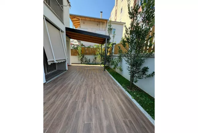 Shtepi me qera Vila Luksoze ne Tirane, 2+1, Mobilimi E mobiluar, Pagesa 1,000  Euro.